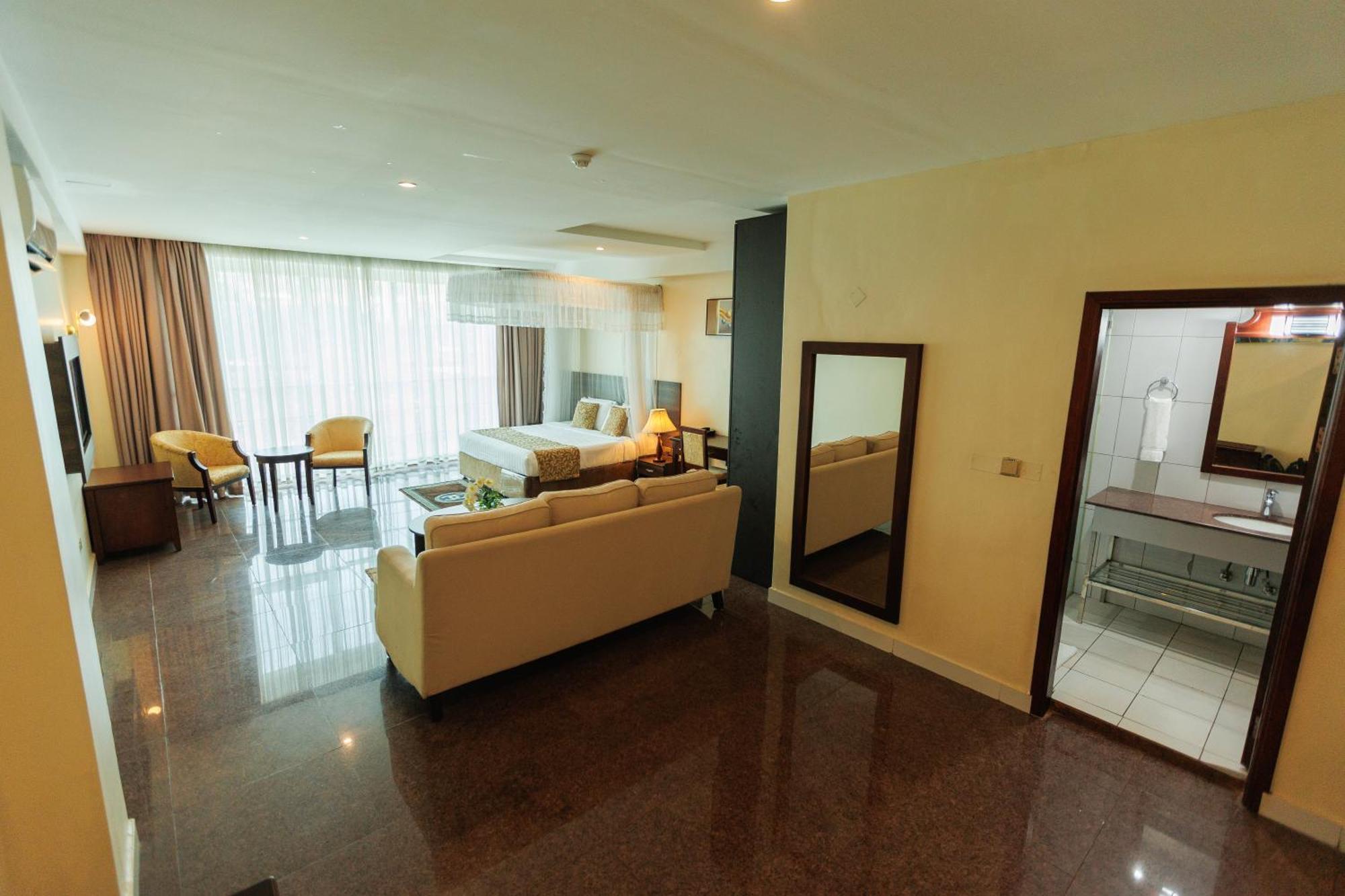 Koki Hotel Кампала Екстериор снимка